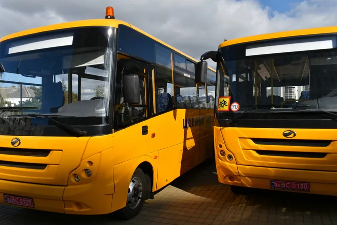 Три громади на Волині отримали нові шкільні автобуси (фото)