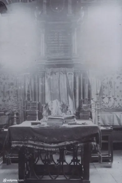 Інтер'єр караїмської кенаси. 1896 (фот. Мошков В.)