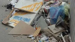 Під паркан луцького ЦНАПу викинули гору сміття (фото) 