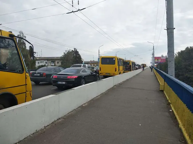 Дивом вижила: у Луцьку жінка впала з мосту (відео)