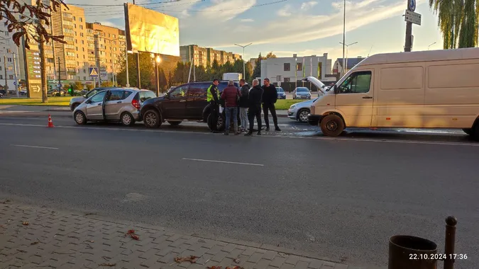 Ефект доміно: у Луцьку на Ківерцівській стукнулись бус і два легковики (фото)
