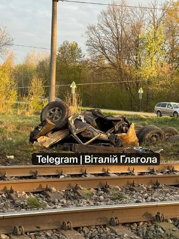 Трагедія на Львівщині: потяг Київ–Ужгород зійшов з рейок, загинули машиніст та водій автокрана(фото)