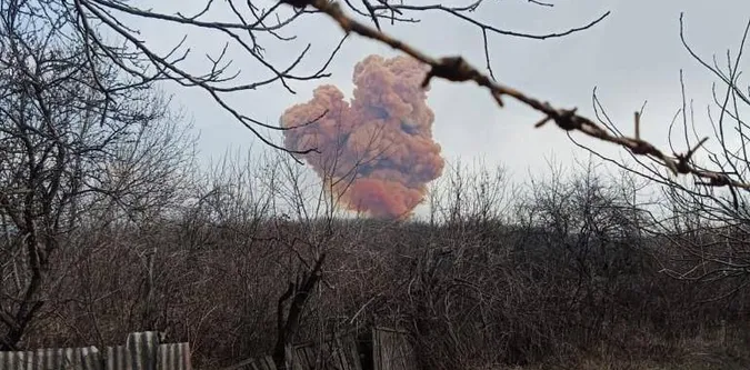 На Луганщині окупанти влучили у цистерну з азотною кислотою (відео)