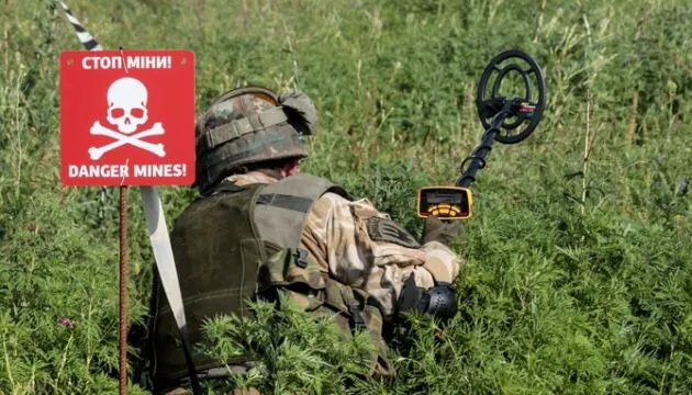 Для повного розмінування України потрібно 37 млрд доларів і понад 10 тисяч саперів, – Шмигаль