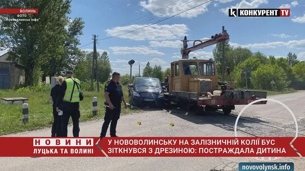 На Волині «мерседес» зіткнувся з дрезиною – 9-річну дівчинку госпіталізували (фото, відео)