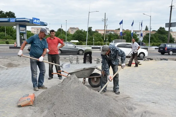 У Луцьку облаштовують нові пішохідні доріжки (фото)