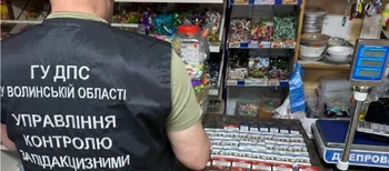 Без акцизу і без назви: на Волині в магазині знайшли нелегальні сигарети (фото)