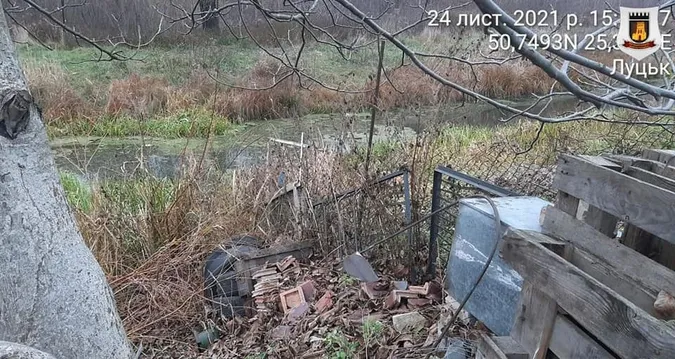 У Луцьку муніципали звільняють береги Сапалаївки від незаконних парканів (фото)