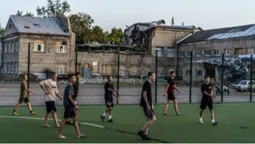 Як футбол виживає під обстрілами – реальні історії війни та гри