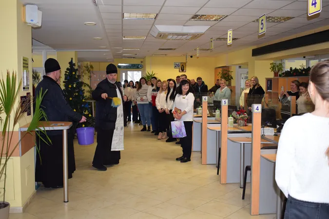 У луцькому ЦНАПі освятили працівників від бід та лихоліть (фото)