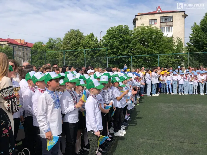 У луцькому ліцеї №9 відгуляли свято початкової школи (фото)