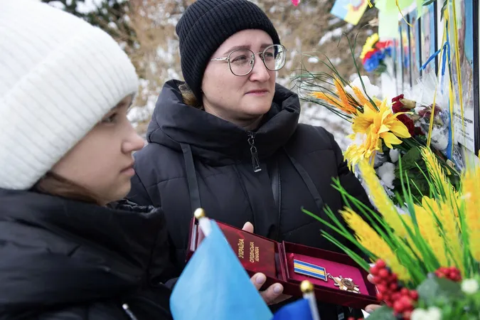 «Стояв горою за родину і товаришів»: на Волині родині загиблого нацгвардійця вручили його нагороду (фото)