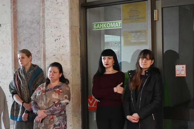 До Волинської ОДА прийшли священники «Московського» патріархату (фото)