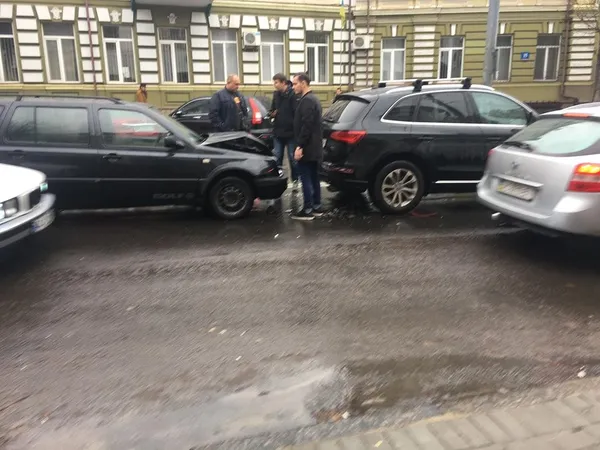 У центрі Луцька – аварія: зіткнулися два автомобілі (фото) 
