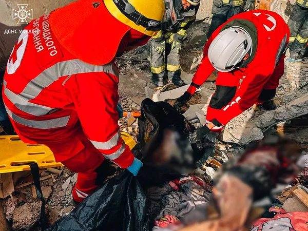 В Одесі під завалами багатоповерхівки знайшли ще одну жінку з немовлям (фото)