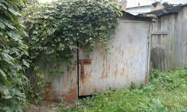 Муніципали переконали лучан знести захаращені гаражі (фото)