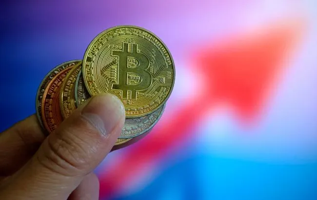 Bitcoin вдруге за тиждень побив рекорд: коштував понад 80 тисяч доларів