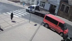 «Проти шерсті»: у Луцьку водій буса нахабно їздив тротуаром по вулиці з одностороннім рухом (відео)