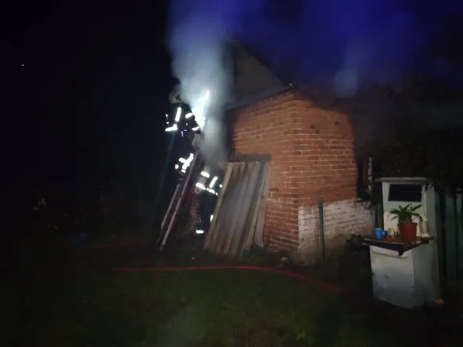 Гасили понад годину: на Волині зранку сталася пожежа (фото)