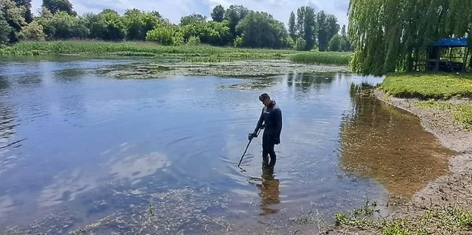 Водолази обстежують Стир з металошукачем: що шукають (фото)
