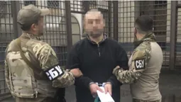 Підіймав прапор росії та збирав підписи проти мера: у Вовчанську затримали зрадника (фото)
