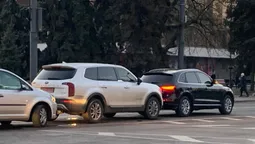 У центрі Луцька сталася ДТП за участю елітних позашляховиків (фото)