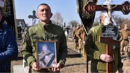 На колінах і зі сльозами: на Волині попрощались з Героєм Василем Філончуком (фото)