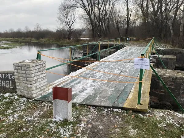 На Волині перекрили аварійний пішохідний міст через річку
