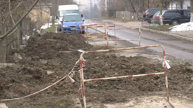 Лучанин вже місяць не може виїхати зі свого гаража через ремонт теплотраси (відео)