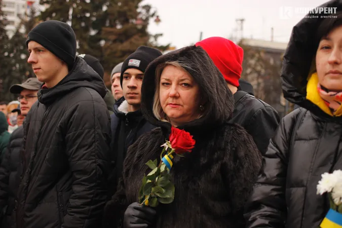 Квіти та сотні людей: у Луцьку вшанували пам'ять героїв Небесної Сотні (фото, відео)