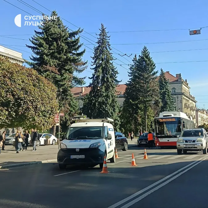 У центрі Луцька на пішохідному переході збили людину (фото)