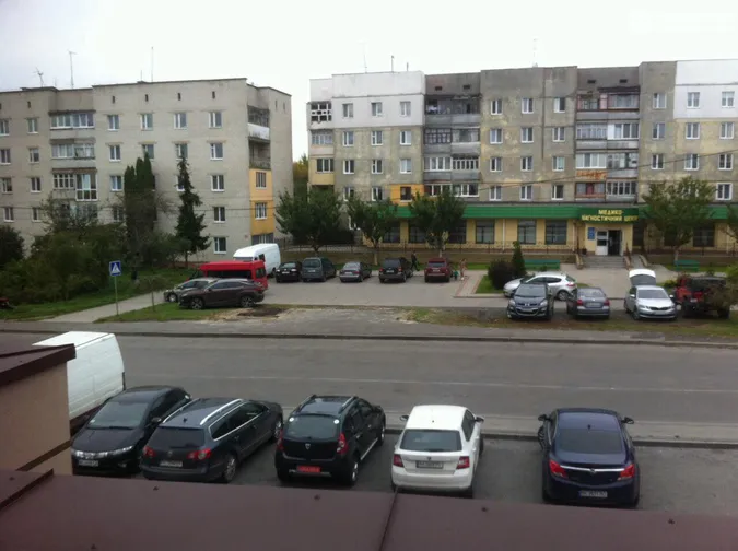 Теремнівська: водії паркуються просто посеред газону (фото, відео)