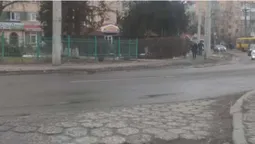 У Старому місті руйнується історична бруківка (відео)
