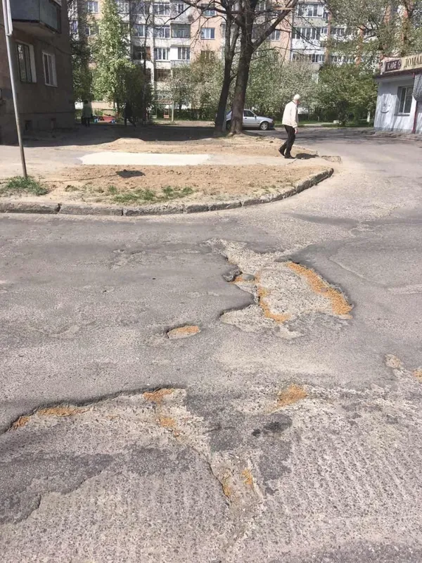 Лучанин просить залатати ямку на проїжджій частині (фото)