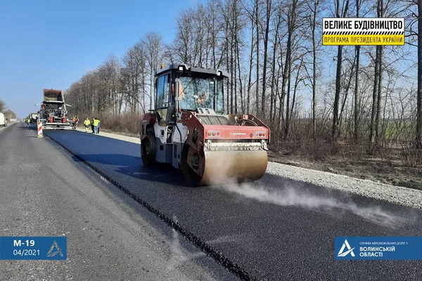 На Волині асфальтують автошлях: рух – в реверсному режимі (фото)