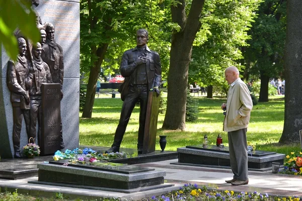 Мовчки та зі сльозами: у Луцьку вшанували пам'ять жертв Другої світової війни (фото)