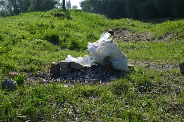 Сміття акуратно стоїть на згарищі, аж поки його не рознесе вітер