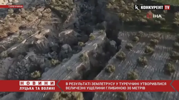 До 30 метрів глибини: у Туреччині після землетрусу утворився розлом (фото, відео)