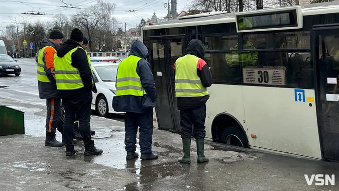 У Луцьку маршрутка провалилася в асфальт біля «Братського мосту» (фото)