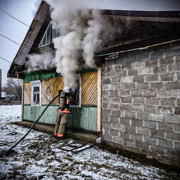 На Волині у спальній кімнаті житлового будинку виникла пожежа (фото)