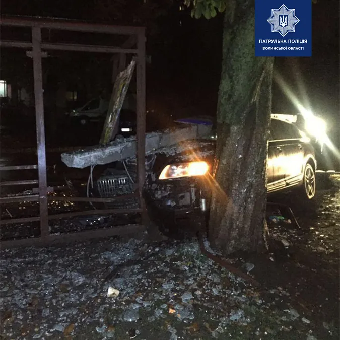 Протаранив автівки, зніс електроопору і в’їхав у зупинку: деталі п’яної аварії у Луцьку