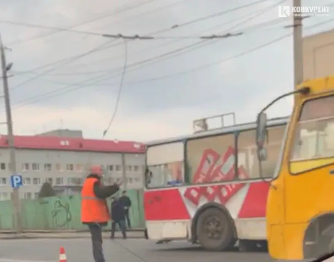У Луцьку тролейбусна лінія обірвалася на маршрутку з людьми (фото, відео)