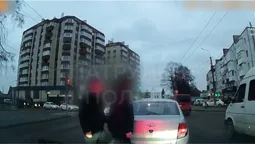 У Луцьку вліпилися дві автівки: ви здивуєтеся, що зробили патрульні (відео)