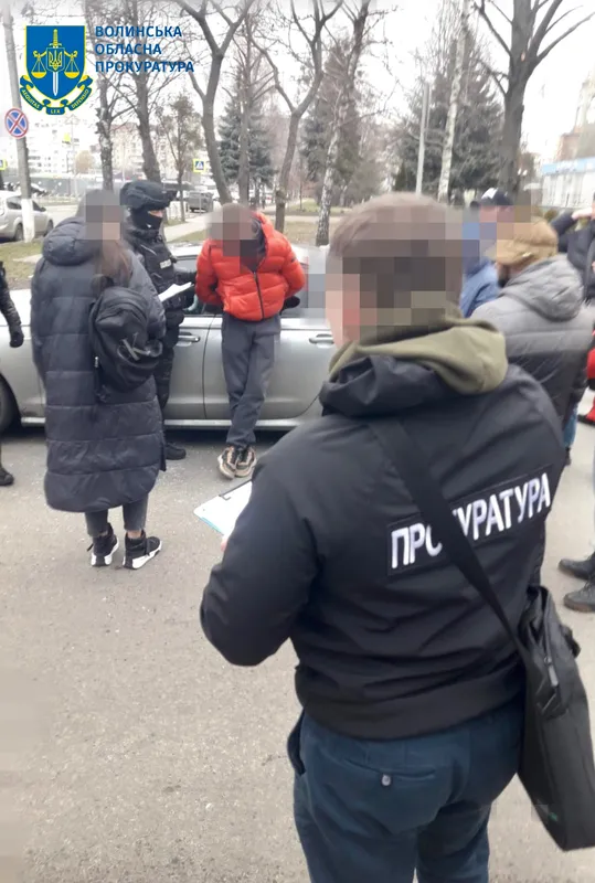 $14 000 за виїзд у Молдову: у Луцьку поліцейського взяли на хабарі (фото)