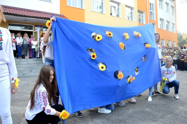 Як у луцькій школі № 1 зустріли першокласників (фото)