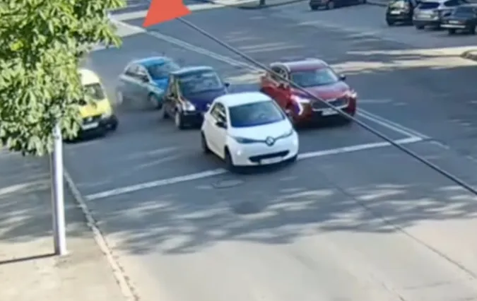 У Луцьку на Відродження зіштовхнулись три легковики (відео)