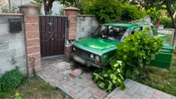 У Луцьку водій  «під кайфом» випробовував на міцність бетонний паркан (фото)