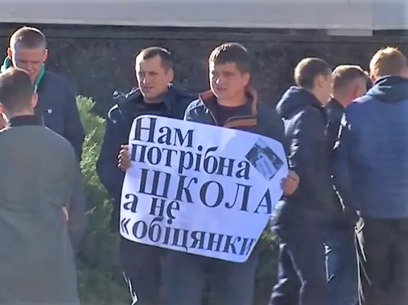На Волині судять батьків, які не пускають дітей в аварійну школу (відео)
