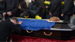 Луцьк навколішки попрощався з загиблим на Донеччині захисником Олексієм Федоренком