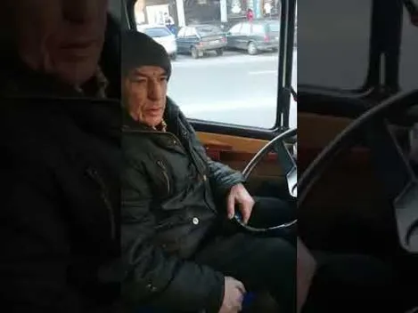 Не знав, куди їхав: у Рівному пасажири забрали у водія ключі від маршрутки (відео)